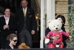 Amsterdam 15 maart 2012
Angelina Jolie and her kids leave the amstel hotel early in the morning.
Peter Smulders bv