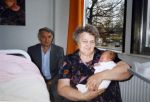 Volendam 11 februari 2012
Annie Schilder met haar zwangere dochter Anja. kopie van vader en moeder Annie Schilder met Anja als Baby
Peter Smulders bv