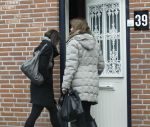 Made, 16 Februari 2012
Minister van Landbouw Henk Bleker (58 jaar) samen met zijn vriendin, Barbara Rijlaarsdam (26 jaar), journaliste bij het NRC nadat ze samen met de moeder van Barbara op bezoek zijn geweest bij de oma van Barbara.
Foto Peter Smulders BV