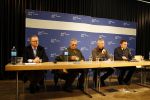 Innsbruck en Lech 18 februari 2012
Prins Friso ligt in het universitair ziekenhuis na zijn ongeluk met lawine in Lech.
Koningin Beatrix en zijn vrouw Prinses Mabel Wisse Smit zoeken hem op.persconferentei met links burgemeester Ludwig Muxel
Peter Smulders bv