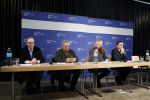 Innsbruck en Lech 18 februari 2012
Prins Friso ligt in het universitair ziekenhuis na zijn ongeluk met lawine in Lech.
Koningin Beatrix en zijn vrouw Prinses Mabel Wisse Smit zoeken hem op.persconferentei met links burgemeester Ludwig Muxel
Peter Smulders bv