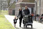 Haarlem 8 maart 2012
Caspar Burgi met zijn zoon Roque vrouw Barbara en dochter Eden in Haarlem.
Peter Smulders
