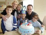 Fijnaart, 6 Maart 2012
Frans(je) Bauer wordt 7 jaar
Frans Bauer, Mariska Bauer en hun vier kinderen
Foto Peter Smulders BV