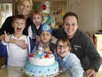 Fijnaart, 6 Maart 2012
Frans(je) Bauer wordt 7 jaar
Frans Bauer, Mariska Bauer en hun vier kinderen
Foto Peter Smulders BV