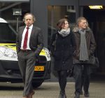 Made, 16 Februari 2012
Minister van Landbouw Henk Bleker (58 jaar) samen met zijn vriendin, Barbara Rijlaarsdam (26 jaar), journaliste bij het NRC nadat ze samen met de moeder van Barbara op bezoek zijn geweest bij de oma van Barbara.
Foto Peter Smulders BV