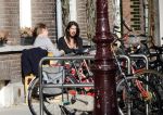 Amsterdam 11 maart 2012
Isa Hoes met dochter en een kennis op terras voor haar huis gezellig in het zonnetje.
Peter Smulders bv