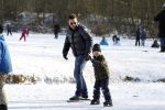 Blaricum 10 februari 2012
Jeroen v d Boom en zijn zoon Luuk aan het schaatsen bij rest Rust Wat.
Peter Smulders bv