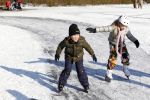 Blaricum 10 februari 2012
Jeroen v d Boom en zijn zoon Luuk aan het schaatsen bij rest Rust Wat.
Peter Smulders bv