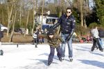 Blaricum 10 februari 2012
Jeroen v d Boom en zijn zoon Luuk aan het schaatsen bij rest Rust Wat.
Peter Smulders bv