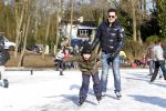 Blaricum 10 februari 2012
Jeroen v d Boom en zijn zoon Luuk aan het schaatsen bij rest Rust Wat.
Peter Smulders bv