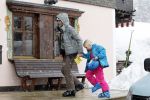 Lech 19 februari 2012
Prinses Maxima arriveert bij hotel Post met prinses Luana en Zaria (rose pak en groene helm) en Prins Willem Alexander en prinses Amalia Ariane en Alexia.
Peter Smulders bv