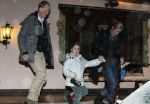 Lech 19 februari 2012
Prinses mabel Wisse Smit en Prins Willem Alexander vertrekken vanuit Hotel Post naar het ziekenhuis in Innsbruck waar Prins Friso ligt na zijn skiongeluk. Prinses Amalia Ariane en Alexia vertrekken met aupair.
Peter Smulders bv