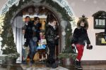 Lech 19 februari 2012
Prinses mabel Wisse Smit en Prins Willem Alexander vertrekken vanuit Hotel Post naar het ziekenhuis in Innsbruck waar Prins Friso ligt na zijn skiongeluk. Prinses Amalia Ariane en Alexia vertrekken met aupair.
Peter Smulders bv