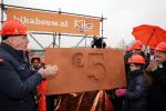 Utrecht 15 maart 2013
Frans Bauer Andre v Duin Antoinette Hertsenberg en Erica Terpstra leggen de eerste steen daar waar het nieuwe Kika kinderziekenhuis moet komen.
Peter Smulders bv