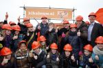 Utrecht 15 maart 2013
Frans Bauer Andre v Duin Antoinette Hertsenberg en Erica Terpstra leggen de eerste steen daar waar het nieuwe Kika kinderziekenhuis moet komen.
Peter Smulders bv