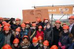 Utrecht 15 maart 2013
Frans Bauer Andre v Duin Antoinette Hertsenberg en Erica Terpstra leggen de eerste steen daar waar het nieuwe Kika kinderziekenhuis moet komen.
Peter Smulders bv