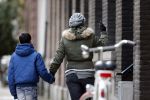 Amsterdam 18 maart 2013
Zangeres Anouk met haar zoon op straat in Amsterdam.
Peter Smulders bv