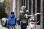 Amsterdam 18 maart 2013
Zangeres Anouk met haar zoon op straat in Amsterdam.
Peter Smulders bv