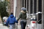 Amsterdam 18 maart 2013
Zangeres Anouk met haar zoon op straat in Amsterdam.
Peter Smulders bv