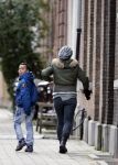 Amsterdam 18 maart 2013
Zangeres Anouk met haar zoon op straat in Amsterdam.
Peter Smulders bv