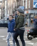Amsterdam 18 maart 2013
Zangeres Anouk met haar zoon op straat in Amsterdam.
Peter Smulders bv