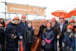 Utrecht 15 maart 2013
Frans Bauer Andre v Duin Antoinette Hertsenberg en Erica Terpstra leggen de eerste steen daar waar het nieuwe Kika kinderziekenhuis moet komen.
Peter Smulders bv