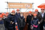 Utrecht 15 maart 2013
Frans Bauer Andre v Duin Antoinette Hertsenberg en Erica Terpstra leggen de eerste steen daar waar het nieuwe Kika kinderziekenhuis moet komen.
Peter Smulders bv