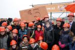 Utrecht 15 maart 2013
Frans Bauer Andre v Duin Antoinette Hertsenberg en Erica Terpstra leggen de eerste steen daar waar het nieuwe Kika kinderziekenhuis moet komen.
Peter Smulders bv