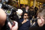 Schiphol 17 maart 2013
Badr Hari en Estelle Cruijff komen terug van de K1 finale in Zagreb waar Badr zijn voet gebroken heeft . Badr wordt in een rolstoel naar zijn auto gebracht. Badr met zijn moeder
Peter Smulders bv