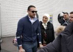 Schiphol 17 maart 2013
Badr Hari en Estelle Cruijff komen terug van de K1 finale in Zagreb waar Badr zijn voet gebroken heeft . Badr wordt in een rolstoel naar zijn auto gebracht. Badr met zijn moeder
Peter Smulders bv