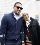 Schiphol 17 maart 2013
Badr Hari en Estelle Cruijff komen terug van de K1 finale in Zagreb waar Badr zijn voet gebroken heeft . Badr wordt in een rolstoel naar zijn auto gebracht. Badr met zijn moeder
Peter Smulders bv