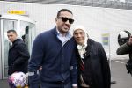 Schiphol 17 maart 2013
Badr Hari en Estelle Cruijff komen terug van de K1 finale in Zagreb waar Badr zijn voet gebroken heeft . Badr wordt in een rolstoel naar zijn auto gebracht. Badr met zijn moeder
Peter Smulders bv