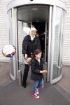 Schiphol 17 maart 2013
Badr Hari en Estelle Cruijff komen terug van de K1 finale in Zagreb waar Badr zijn voet gebroken heeft . Badr wordt in een rolstoel naar zijn auto gebracht. moeder Badr
Peter Smulders bv