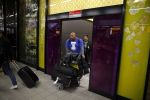 Schiphol 17 maart 2013
Badr Hari en Estelle Cruijff komen terug van de K1 finale in Zagreb waar Badr zijn voet gebroken heeft . Badr wordt in een rolstoel naar zijn auto gebracht. Trainer Mike
Peter Smulders bv