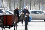 Amsterdam 18 maart 2013
Connie Breukhoven met haar hulp Jannie en kleinkinderen.
Peter Smulders bv