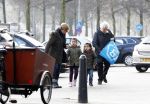 Amsterdam 18 maart 2013
Connie Breukhoven met haar hulp Jannie en kleinkinderen.
Peter Smulders bv