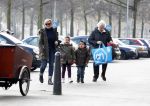 Amsterdam 18 maart 2013
Connie Breukhoven met haar hulp Jannie en kleinkinderen.
Peter Smulders bv