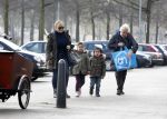 Amsterdam 18 maart 2013
Connie Breukhoven met haar hulp Jannie en kleinkinderen.
Peter Smulders bv