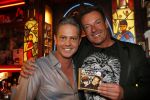 Amsterdam 11 maart 2013
Presentatie cd Danny de Munk uitgereikt door Gerard Joling.
Ook Danny zijn vrouw Jenny en zijn zoon waren aanwezig.
Peter Smulders bv