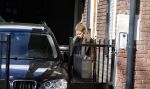 Amsterdam Schiphol 13 maart 2013
Doutzen Kroes en haar zoon Phyllon worden thuis door taxi opgehaald en naar schiphol gebracht.
Peter Smulders bv