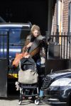 Amsterdam Schiphol 13 maart 2013
Doutzen Kroes en haar zoon Phyllon worden thuis door taxi opgehaald en naar schiphol gebracht.
Peter Smulders bv