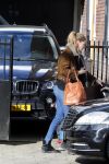 Amsterdam Schiphol 13 maart 2013
Doutzen Kroes en haar zoon Phyllon worden thuis door taxi opgehaald en naar schiphol gebracht.
Peter Smulders bv