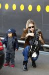 Amsterdam Schiphol 13 maart 2013
Doutzen Kroes en haar zoon Phyllon worden thuis door taxi opgehaald en naar schiphol gebracht.
Peter Smulders bv