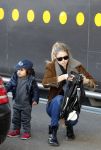 Amsterdam Schiphol 13 maart 2013
Doutzen Kroes en haar zoon Phyllon worden thuis door taxi opgehaald en naar schiphol gebracht.
Peter Smulders bv