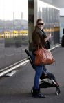 Amsterdam Schiphol 13 maart 2013
Doutzen Kroes en haar zoon Phyllon worden thuis door taxi opgehaald en naar schiphol gebracht.
Peter Smulders bv