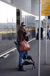 Amsterdam Schiphol 13 maart 2013
Doutzen Kroes en haar zoon Phyllon worden thuis door taxi opgehaald en naar schiphol gebracht.
Peter Smulders bv