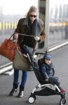 Amsterdam Schiphol 13 maart 2013
Doutzen Kroes en haar zoon Phyllon worden thuis door taxi opgehaald en naar schiphol gebracht.
Peter Smulders bv