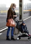 Amsterdam Schiphol 13 maart 2013
Doutzen Kroes en haar zoon Phyllon worden thuis door taxi opgehaald en naar schiphol gebracht.
Peter Smulders bv