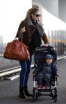 Amsterdam Schiphol 13 maart 2013
Doutzen Kroes en haar zoon Phyllon worden thuis door taxi opgehaald en naar schiphol gebracht.
Peter Smulders bv