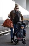 Amsterdam Schiphol 13 maart 2013
Doutzen Kroes en haar zoon Phyllon worden thuis door taxi opgehaald en naar schiphol gebracht.
Peter Smulders bv